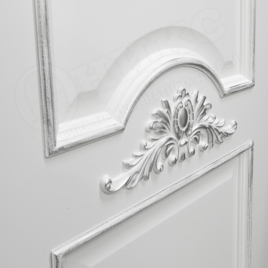 Дверь Оникс Византия эмаль белая с серебряной патиной, глухая. Фото №2