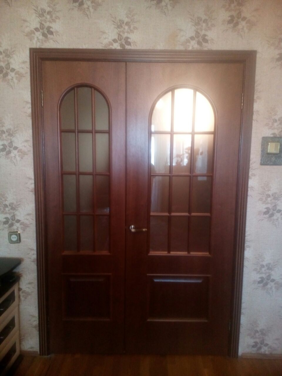 Дверь фабрики Оникс "Арка" красное дерево, асимметричная