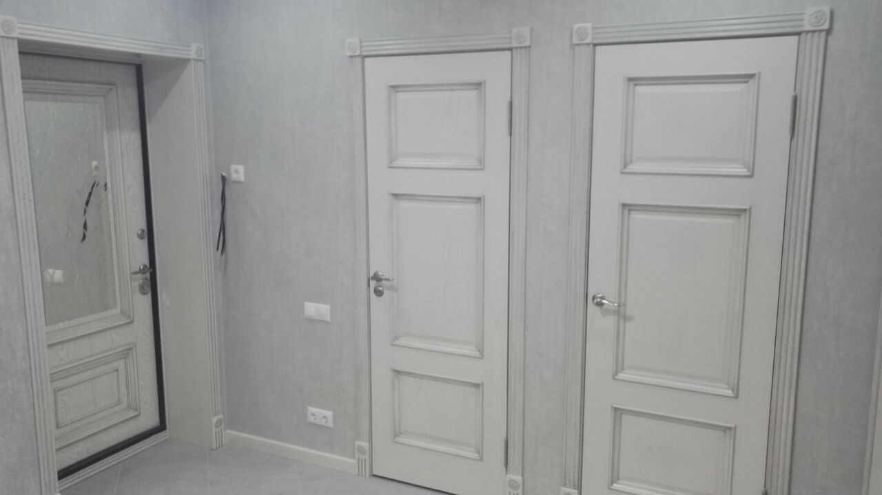 Дверь Оникс Прованс эмаль белая патина серебро, контурный витраж №1. Фото №4