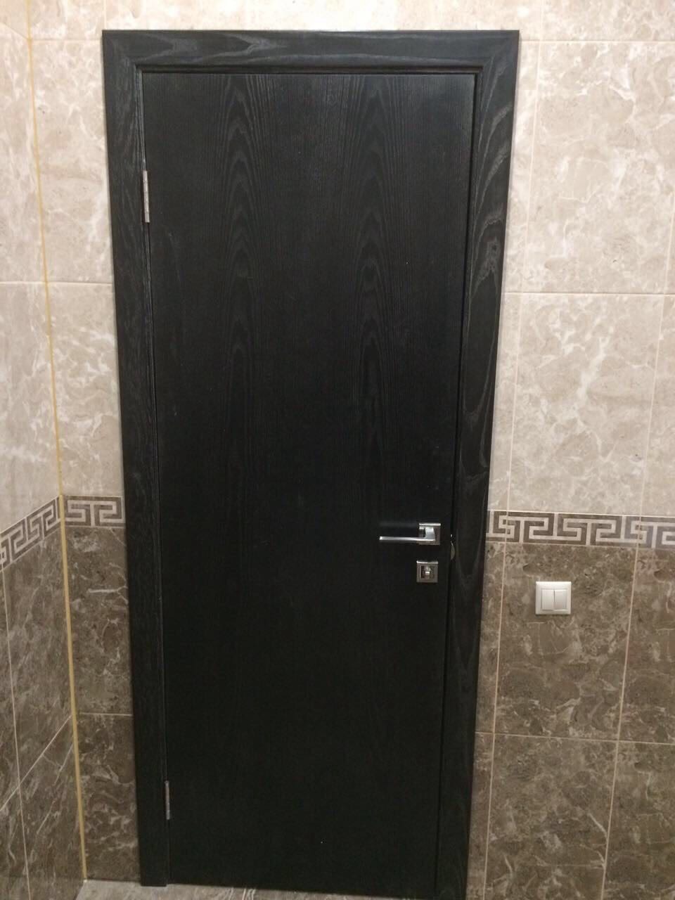 Гладкая дверь Оникс, шпон абрикоса. Проходной проем в смежных комнатах.