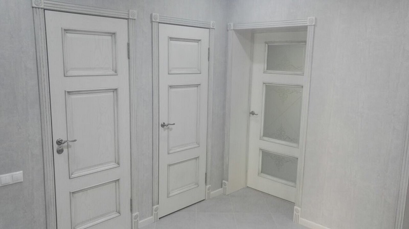 Дверь Оникс Прованс эмаль белая с серебряной патиной, контурный витраж №1. Фото №5