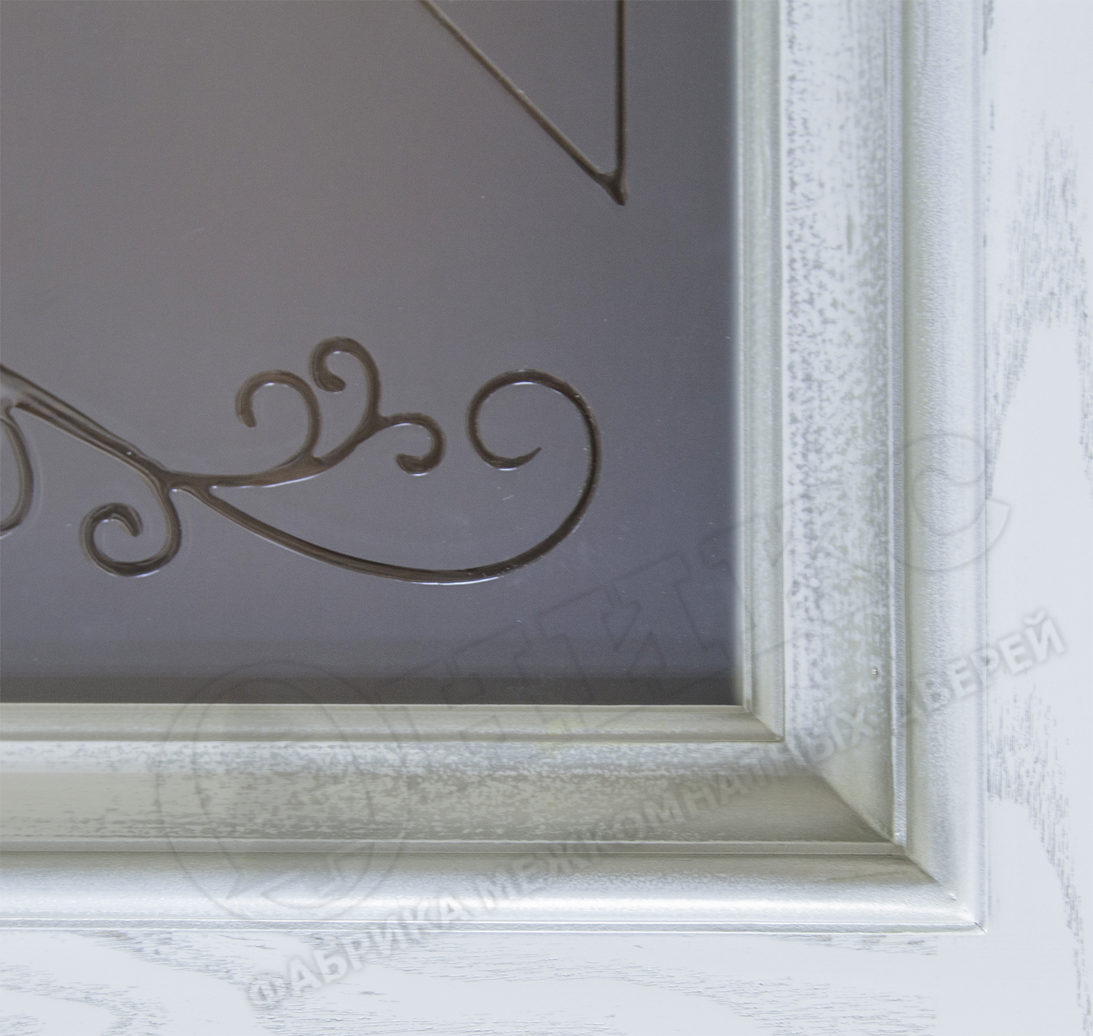 Дверь Оникс Прованс эмаль белая с серебряной патиной, контурный витраж №1. Фото №3