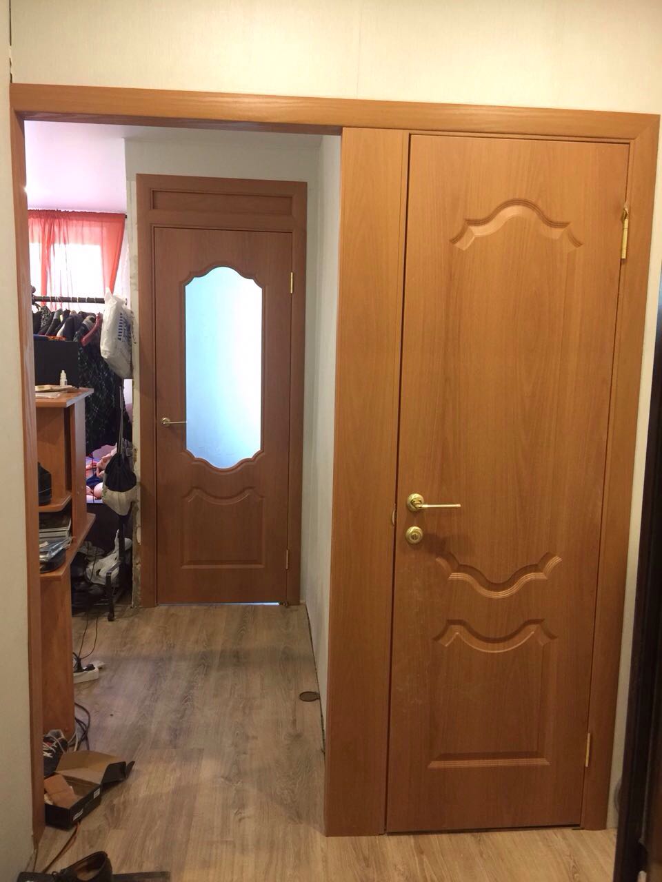 Дверь Браво Перфекта, момент с фрамугой и обрамлением портала