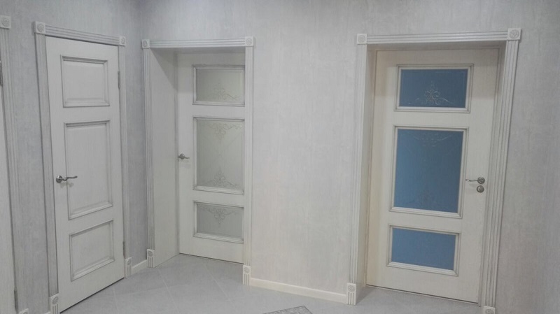 Дверь Оникс Прованс эмаль белая с серебряной патиной, глухая. Фото №4