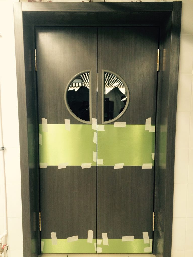 Дверь фабрики Оникс с иллюминатором на барных петлях