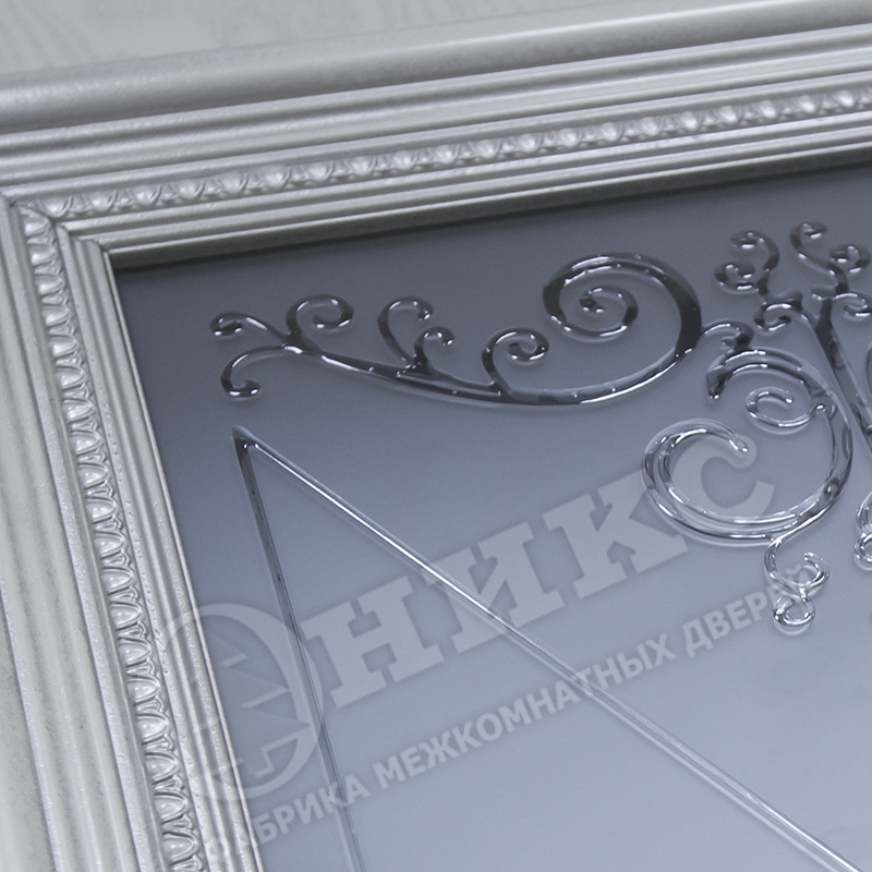 Дверь Оникс Мадрид остекленный эмаль белая патина серебро, контурный витраж №1. Фото №2