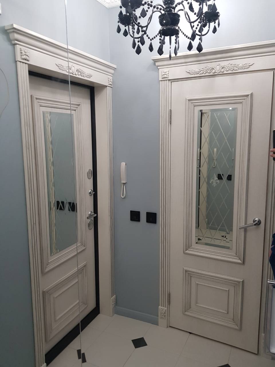 Дверь Оникс Мадрид эмаль белая с серебряной патиной, глухая. Фото №4
