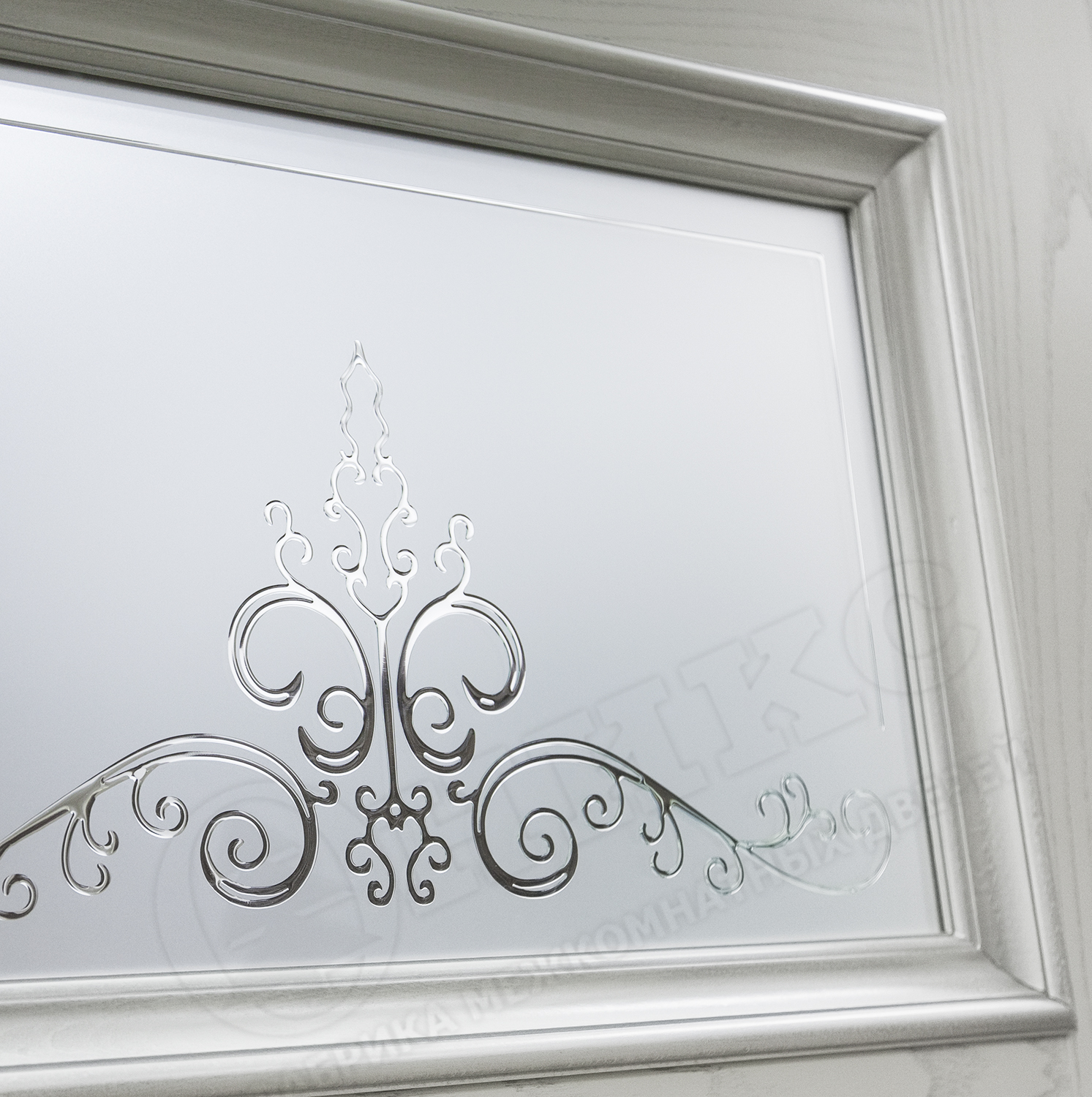 Дверь Оникс Прованс эмаль белая патина серебро, контурный витраж №1. Фото №2