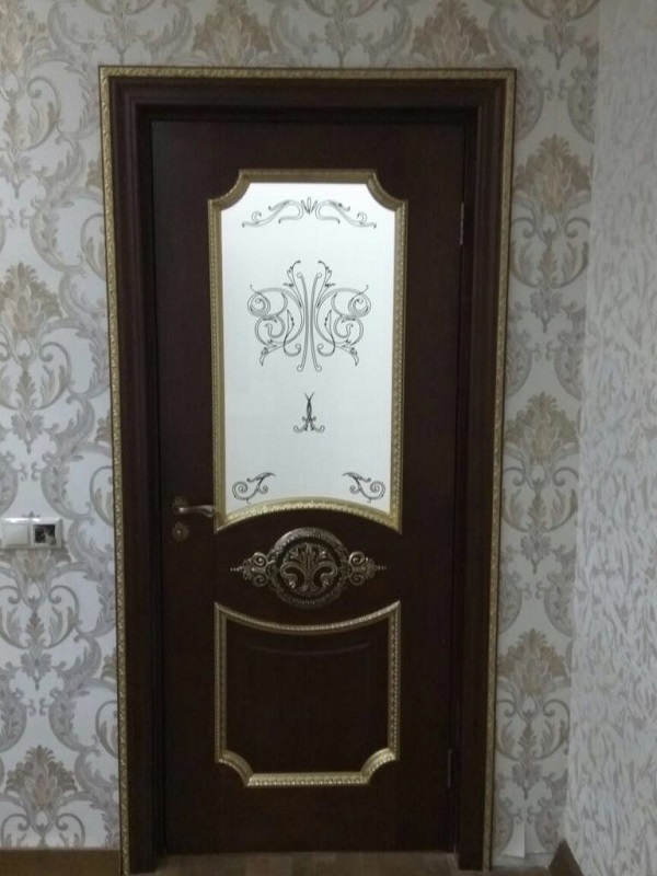 Дверь Империя красное дерево, шпон корня ореха