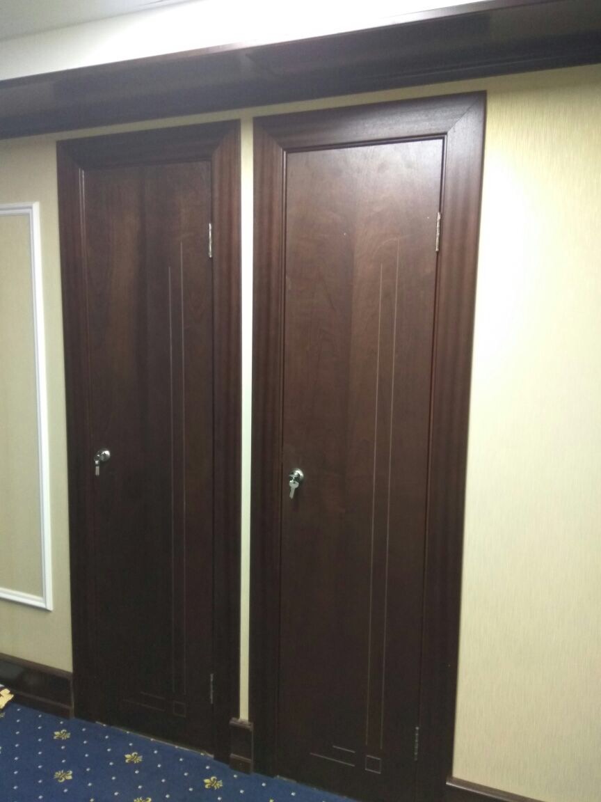 Дверь Вертикаль в гостинице