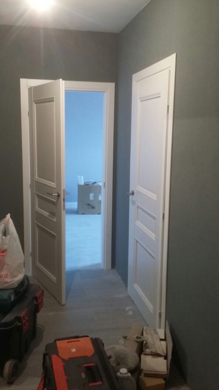 Двери Краснодеревщик 3000 CPL серия, белые двери на сером фоне