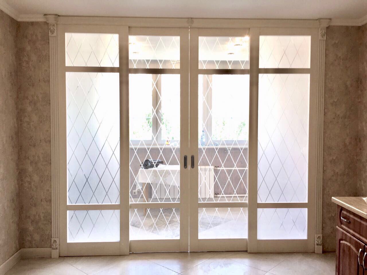 Перегородка Оникс, двойная раздвижная и стационарные створки.