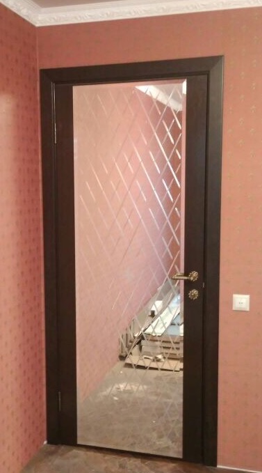 Дверь гладкая с зеркалом