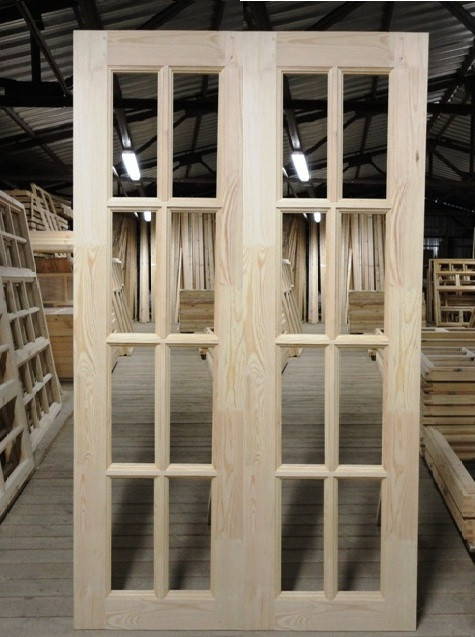 Как изготавливают деревянные двери из сосны