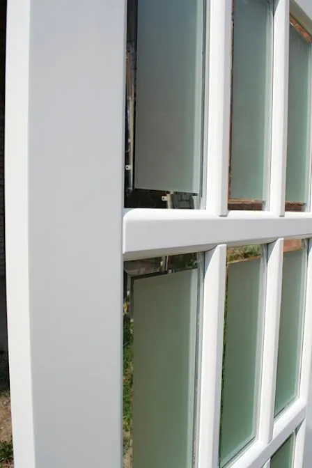 Дверь Берест массив сосны Плитка эмаль белая, стекло фацетное 50%. Фото №2
