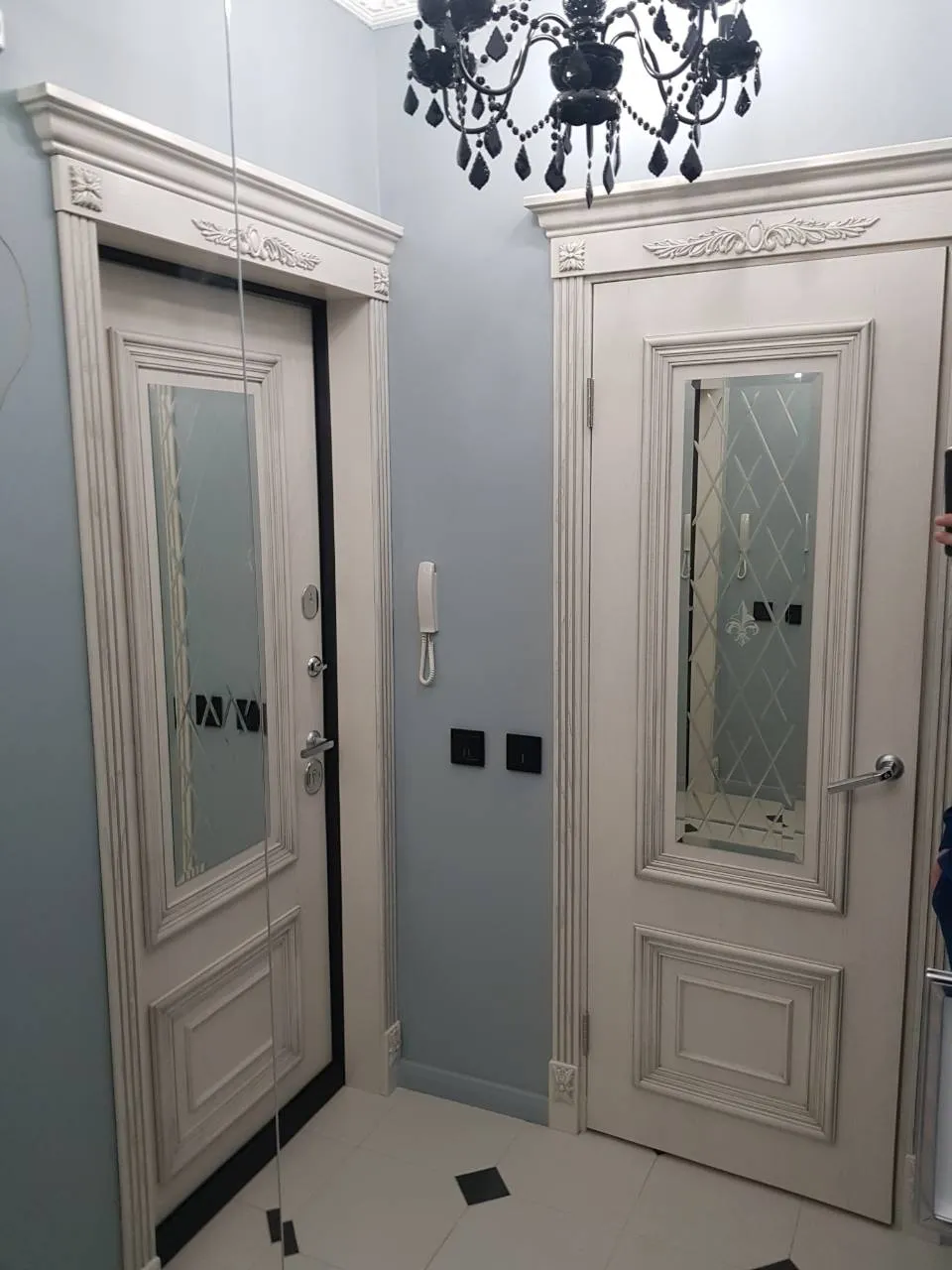 Дверь Оникс Мадрид эмаль белая патина серебро, зеркало гравировка Британия. Фото №3