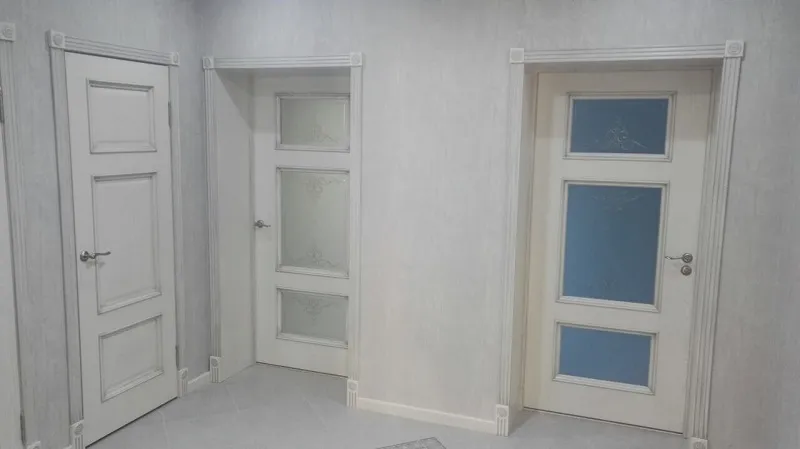 Дверь Оникс Прованс эмаль белая патина серебро, глухая. Фото №4