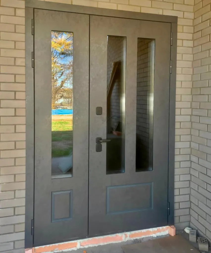 Термо дверь с пластиковой накладкой снаружи