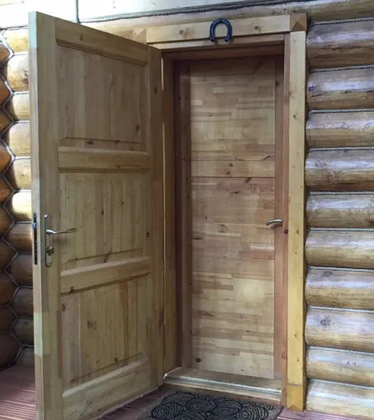 Где устанавливают деревянные двери из сосны