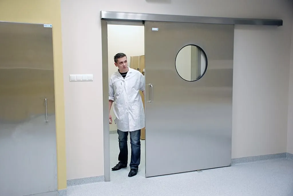 Двери для медицинских учреждений. Медицинские двери 1200х2100. Дверь в больнице. Двери в мед учреждениях.