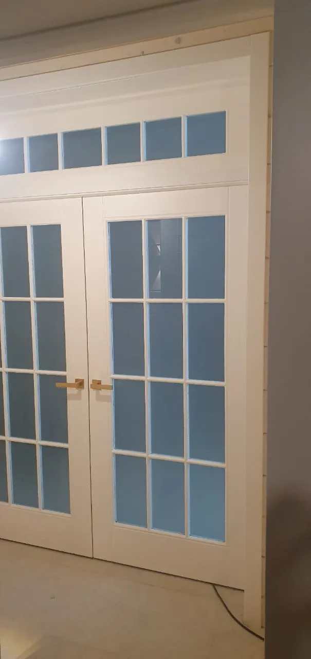 Дверь белая, решетка 3