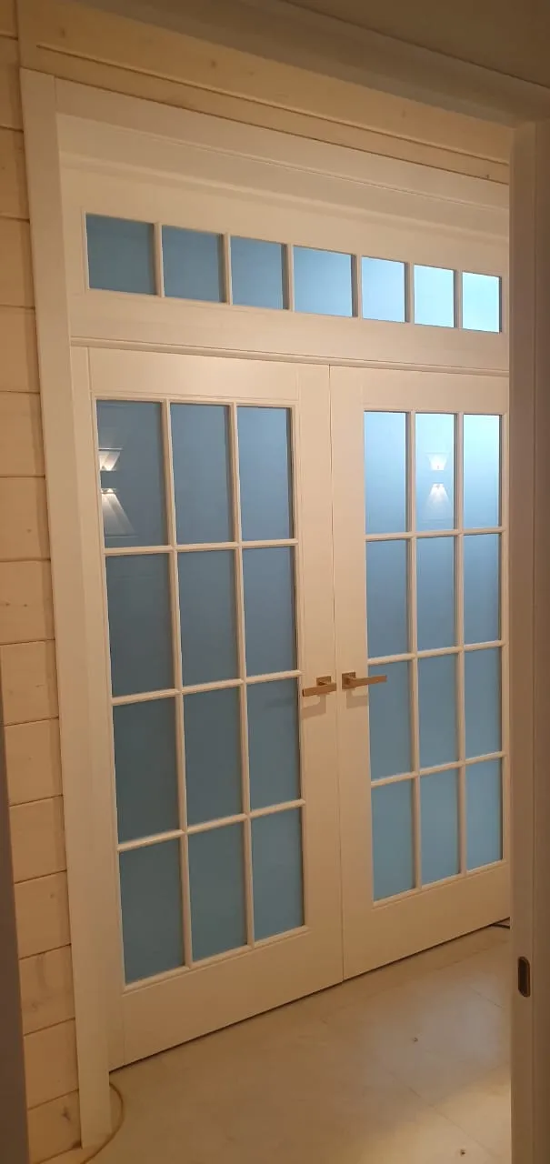 Дверь белая, решетка 2