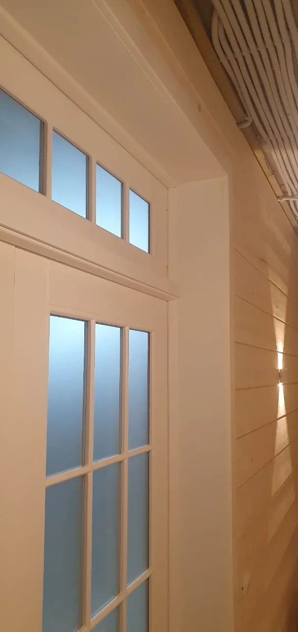 Дверь белая, решетка 1