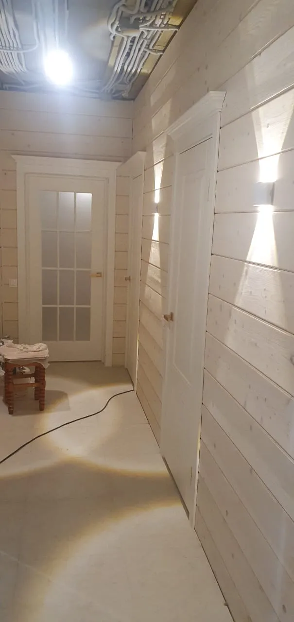 Дверь белая, решетка 4